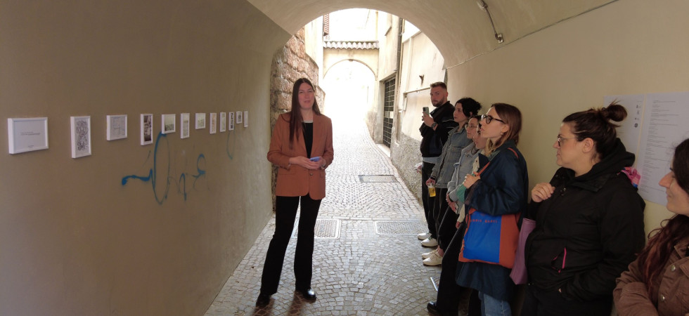 Una pinacoteca di strada nei vicoli di San Martino: “Dodici opere ispirate a Calvino per riempire di bellezza i muri”